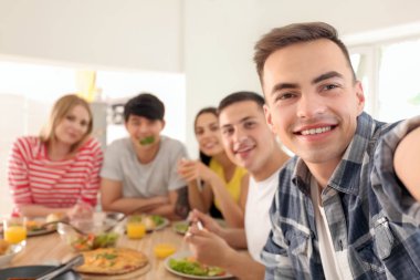 Mutlu arkadaş selfie mutfakta alarak