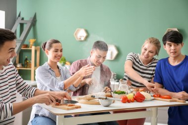 Arkadaşlar birlikte mutfakta yemek