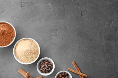 Toz tarçın, şeker ve baharat gri arka plan üzerinde kompozisyonu