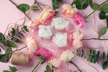 Güzel çiçek ve hediye kutuları renk arka plan üzerinde kompozisyonu