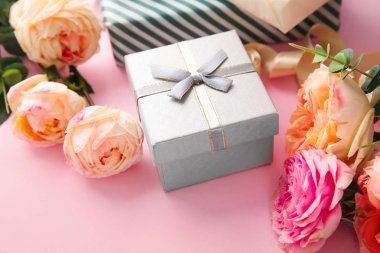 Güzel çiçek ve hediye kutusu renk arka plan üzerinde