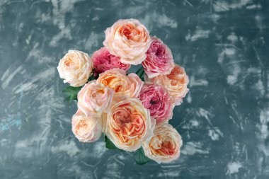 Gri dokulu arka plan üzerinde güzel gül buketi