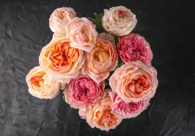 Karanlık dokulu arka plan üzerinde güzel gül buketi