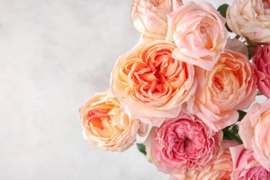 Işık arka plan üzerinde güzel gül buketi