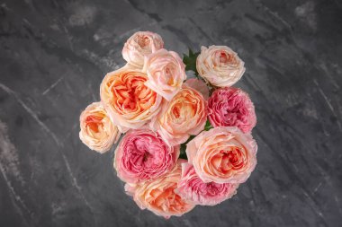 Gri dokulu arka plan üzerinde güzel gül buketi