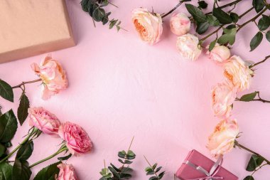 Güzel güller ve hediye kutuları renk arka plan üzerinde çerçeve yaptı