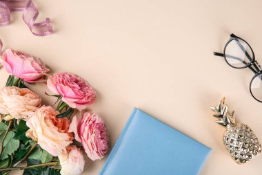 Renkli arkaplanda güzel güller olan kompozisyon