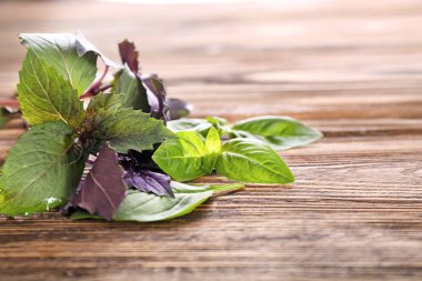 Ahşap arka planda taze fesleğen