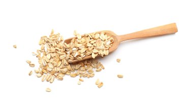 Beyaz arka planda çiğ yulaf ezmeli kepçe