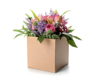 Beyaz arka planda güzel çiçekli hediye kutusu