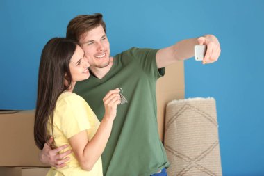 Genç mutlu çift alma selfie ile anahtar yeni evlerinin kapalı
