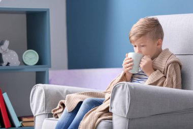 Sıcak kakao evde içme şirin küçük çocuk