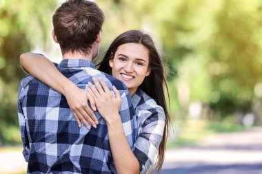 Yeşil Park güneşli bahar gününde mutlu genç çift