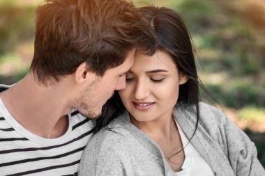 Mutlu genç çift yeşil Park'ta dinlenme