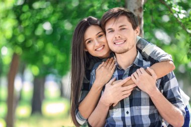 Mutlu genç çift yeşil park portresi