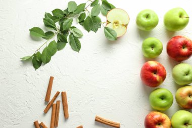 Elma ve tarçın beyaz arka plan üzerinde çerçeve yapılmış