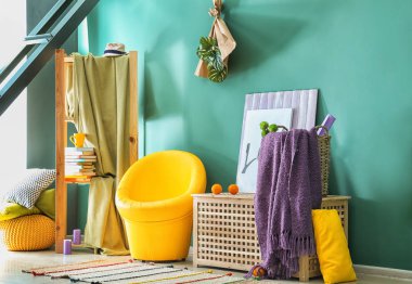 Modern iç renk duvarının yakınında parlak koltuk ile