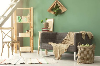 İç renk duvarının yakınında rahat kanepe oturma odası