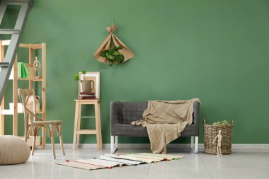 İç renk duvarının yakınında rahat kanepe oturma odası