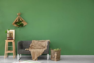 İç renk duvarının yakınında rahat kanepe oturma odası