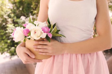 Güzel şakayık çiçekleri açık havada, closeup kutusuyla tutan kadın