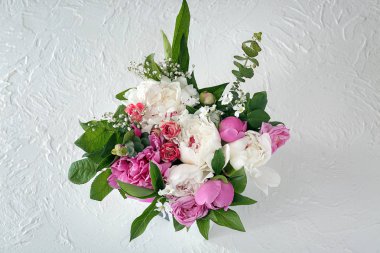 Güzel buket çiçek beyaz dokulu arka plan üzerinde