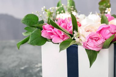 Arka plan bulanık, closeup güzel şakayık çiçekleri ile kutu