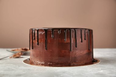 Plaka renk arka plan karşı masada lezzetli çikolatalı kek ile