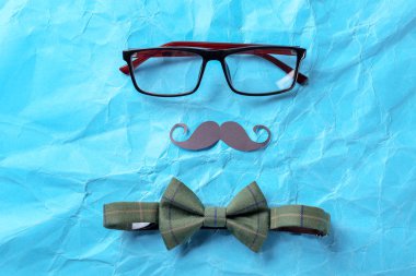 Siyah bıyıkları, gözlük ve papyon renk arka plan üzerinde. Mutlu babalar günü kutlama