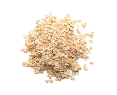 Beyaz arkaplanda bir yığın çiğ yulaf ezmesi