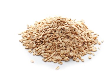 Beyaz arkaplanda bir yığın çiğ yulaf ezmesi