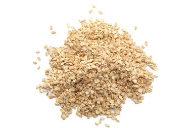 Beyaz arkaplanda bir yığın çiğ yulaf ezmesi