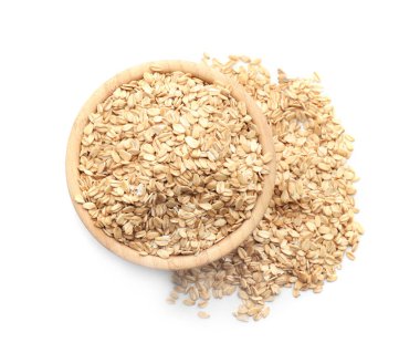 Beyaz arka planda çiğ yulaf ezmeli kase