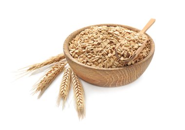 Beyaz arka planda çiğ yulaf ezmeli kase