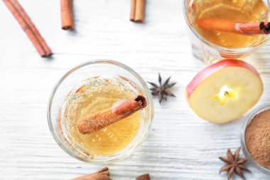 Cam masa üzerine tarçın içkiyle lezzetli elma