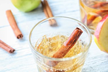 Cam masa, closeup üzerine tarçın içkiyle lezzetli elma