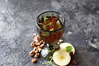Nane ve cam dokulu gri arka plan üzerine tarçın ile lezzetli içecek
