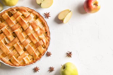 Işık arka plan üzerinde lezzetli elmalı turta ile kompozisyon