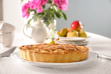 Ahşap masa üzerinde lezzetli elmalı turta ile plaka