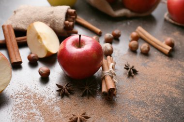Taze olgun elma ve tarçın masada