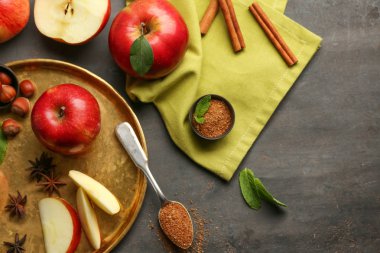 Taze elma ve tarçın masada kompozisyonu