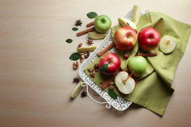 Taze elma ve tarçın masada