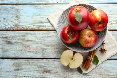 Taze olgun elma ve tarçın ahşap arka plan üzerinde