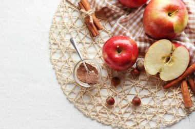 Taze olgun elma ve tarçın masada