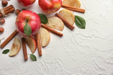 Taze olgun elma ve tarçın masada