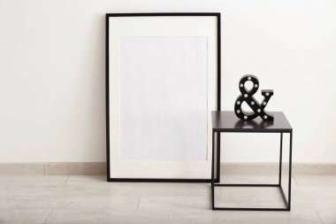 Tablo ve beyaz duvar yakın katta boş fotoğraf çerçevesi