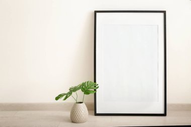 Boş fotoğraf çerçevelemek ve beyaz duvar yakın katta vazo