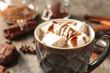 Ahşap masa üzerinde marshmallow ile lezzetli sıcak kakao fincan