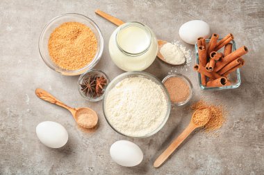 Tablo, üstten görünüm tarçınlı çörek yemek pişirmek için malzemeler