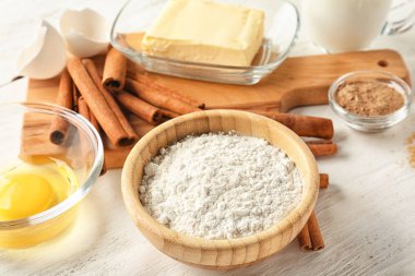 Tarçınlı çörek masada yemek pişirmek için malzemeler